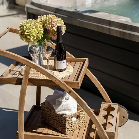 Amphora With Private Jacuzzi *